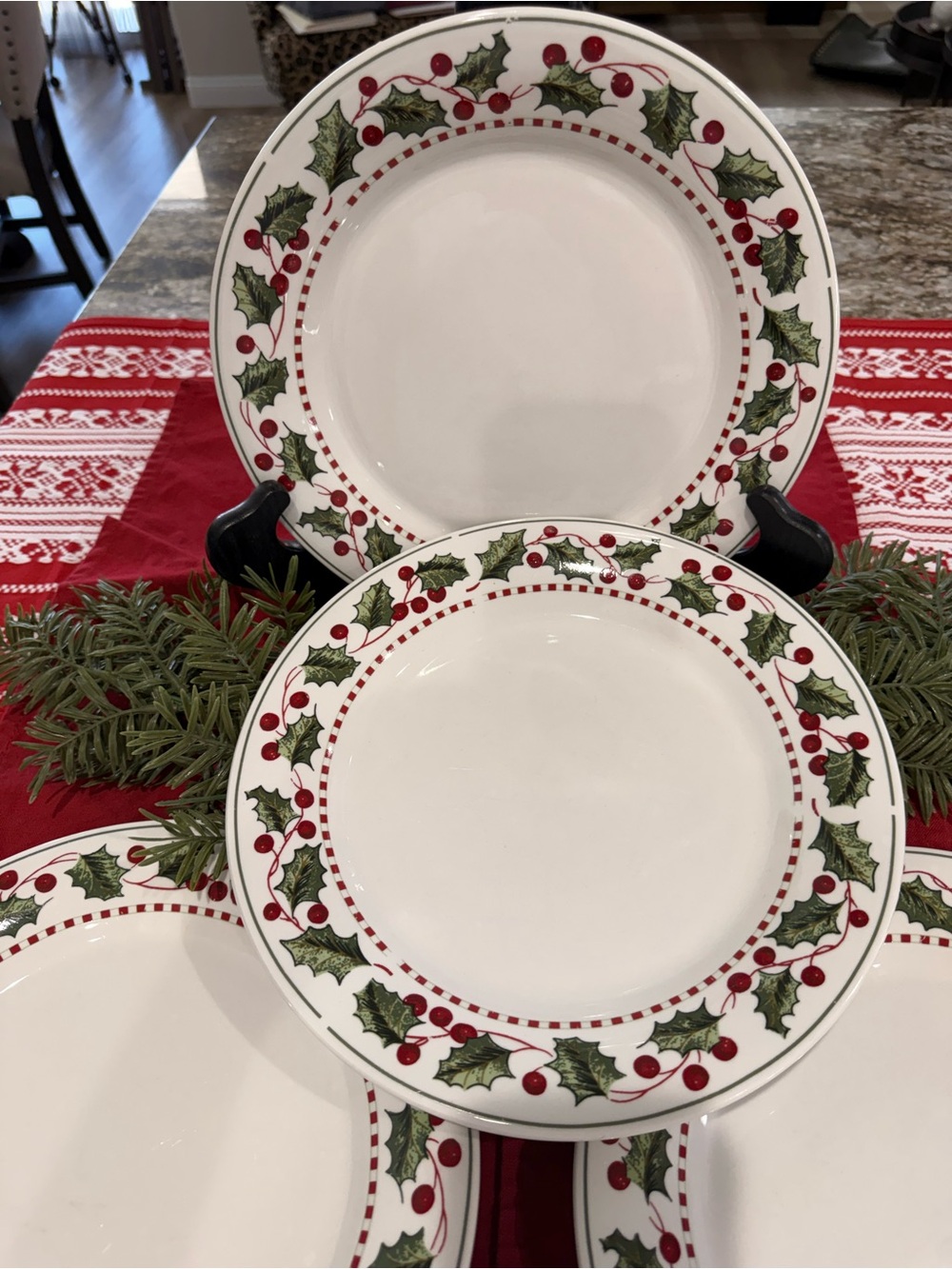 WINTER WONDERLAND 10" Dinner Plates Casual Settings by Oneida - Picture 2 of 6